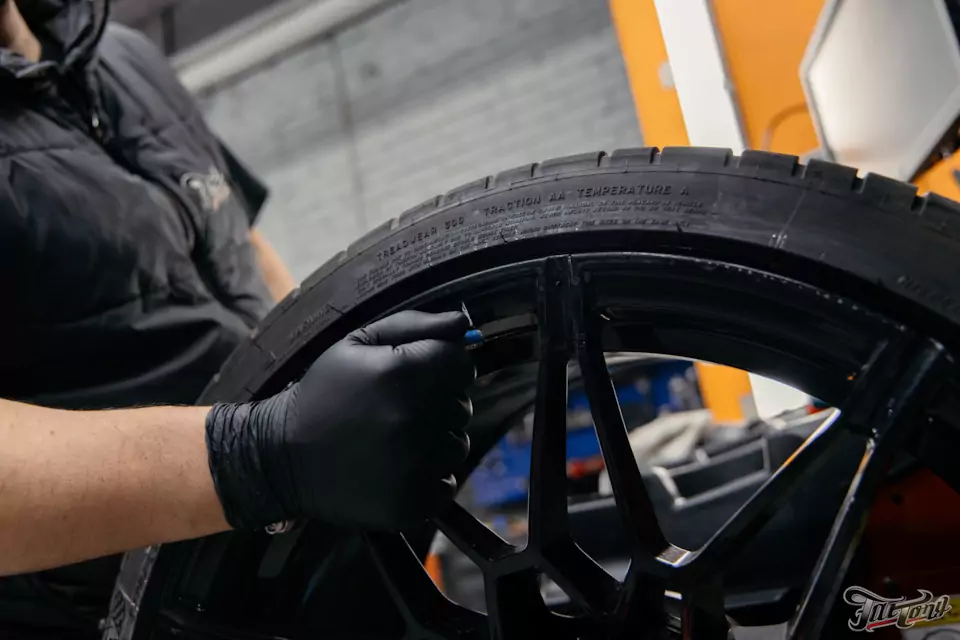 BMW M3 Competition: шиномонтаж с адаптацией и мойка подвески после зимы — как это делаем в Fat Tony